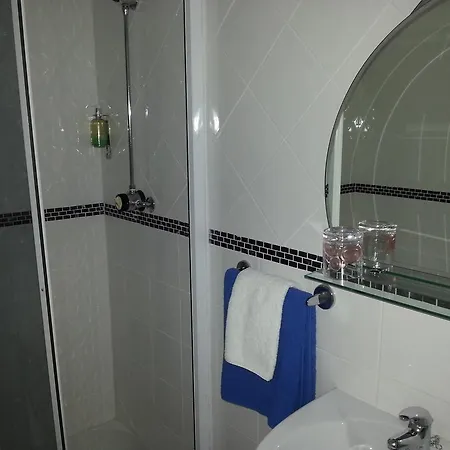 Tom Crean Base Camp - Food Drink Bed Гостевой дом 3*