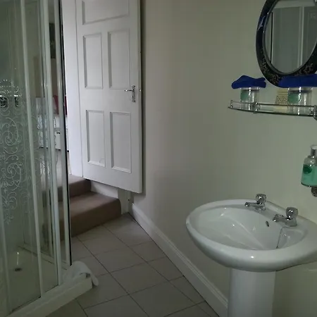 Tom Crean Base Camp - Food Drink Bed Гостевой дом Кенмар