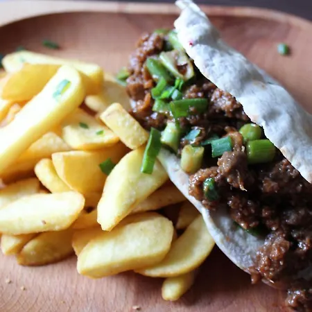 Tom Crean Base Camp - Food Drink Bed Гостевой дом