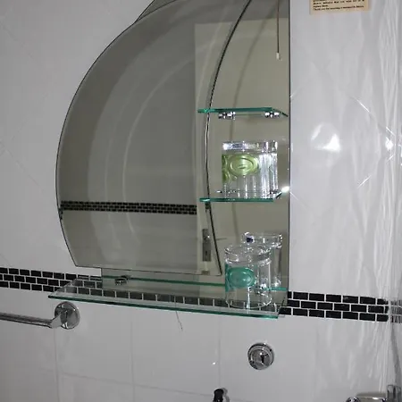 Tom Crean Base Camp - Food Drink Bed 3* كينمير