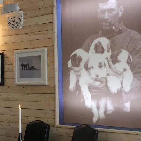 Tom Crean Base Camp - Food Drink Bed Кенмар