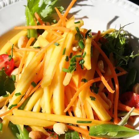 Гостевой дом Tom Crean Base Camp - Food Drink Bed Кенмар