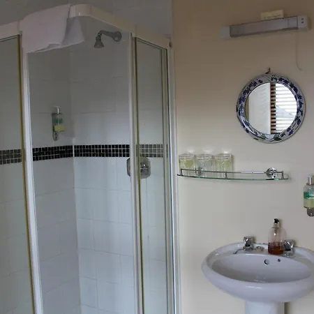 Гостевой дом Tom Crean Base Camp - Food Drink Bed