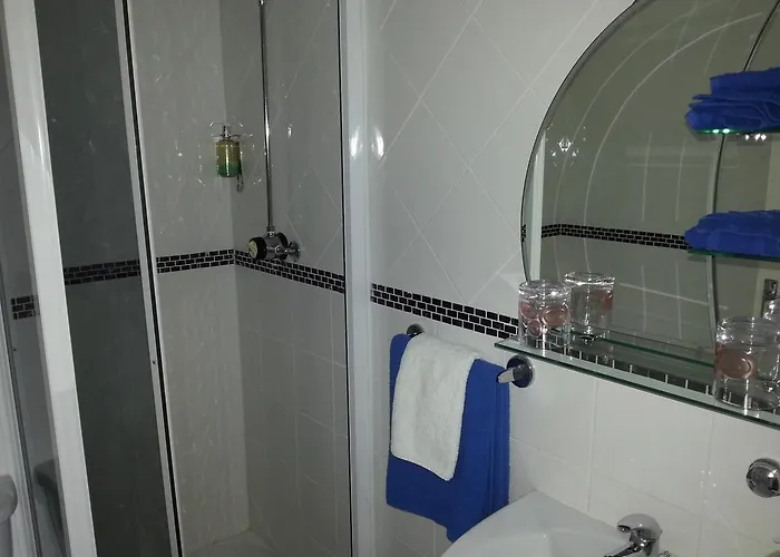 Tom Crean Base Camp - Food Drink Bed 게스트하우스 3*