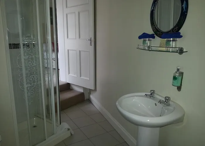 Tom Crean Base Camp - Food Drink Bed 게스트하우스 켄마어