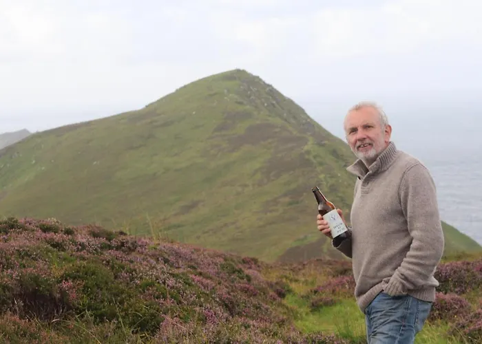 Tom Crean Base Camp - Food Drink Bed 게스트하우스 3*