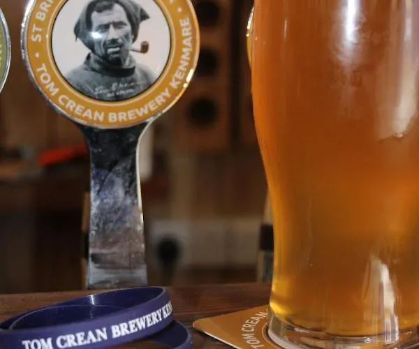 Tom Crean Base Camp - Food Drink Bed 게스트하우스 3*