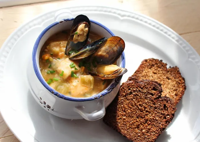 Tom Crean Base Camp - Food Drink Bed 게스트하우스