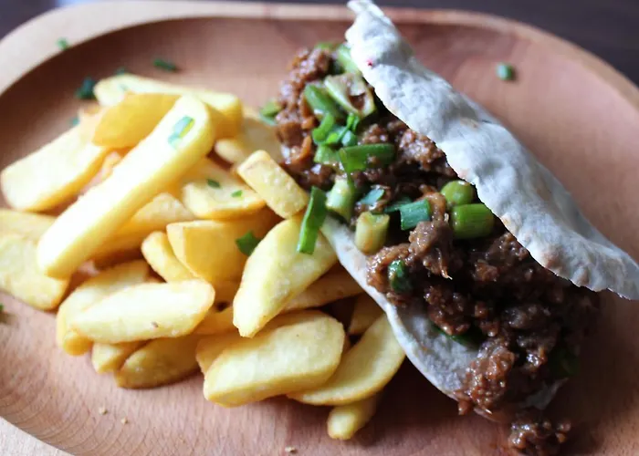 Tom Crean Base Camp - Food Drink Bed 게스트하우스