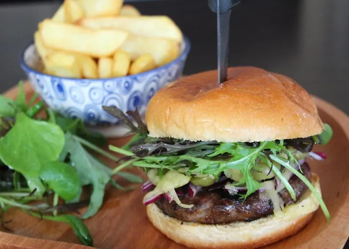 게스트하우스 Tom Crean Base Camp - Food Drink Bed 3*