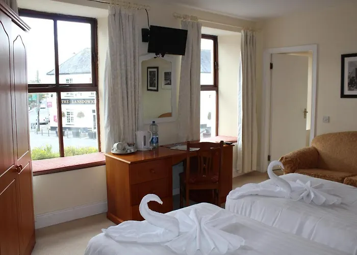 Tom Crean Base Camp - Food Drink Bed 게스트하우스