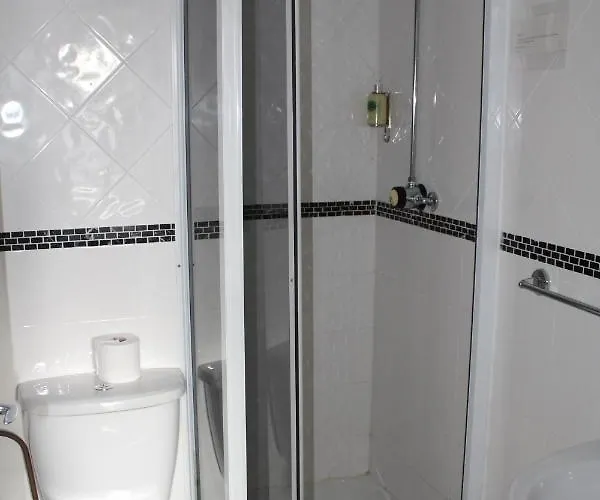 Tom Crean Base Camp - Food Drink Bed 켄마어