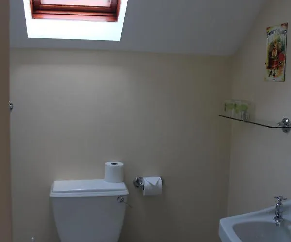 Tom Crean Base Camp - Food Drink Bed 3*